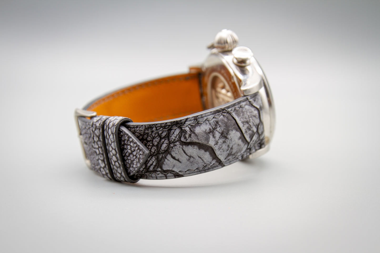 
                  
                    Stone washed grey ostrich leg leather watch strap with custom hand stitching
                  
                