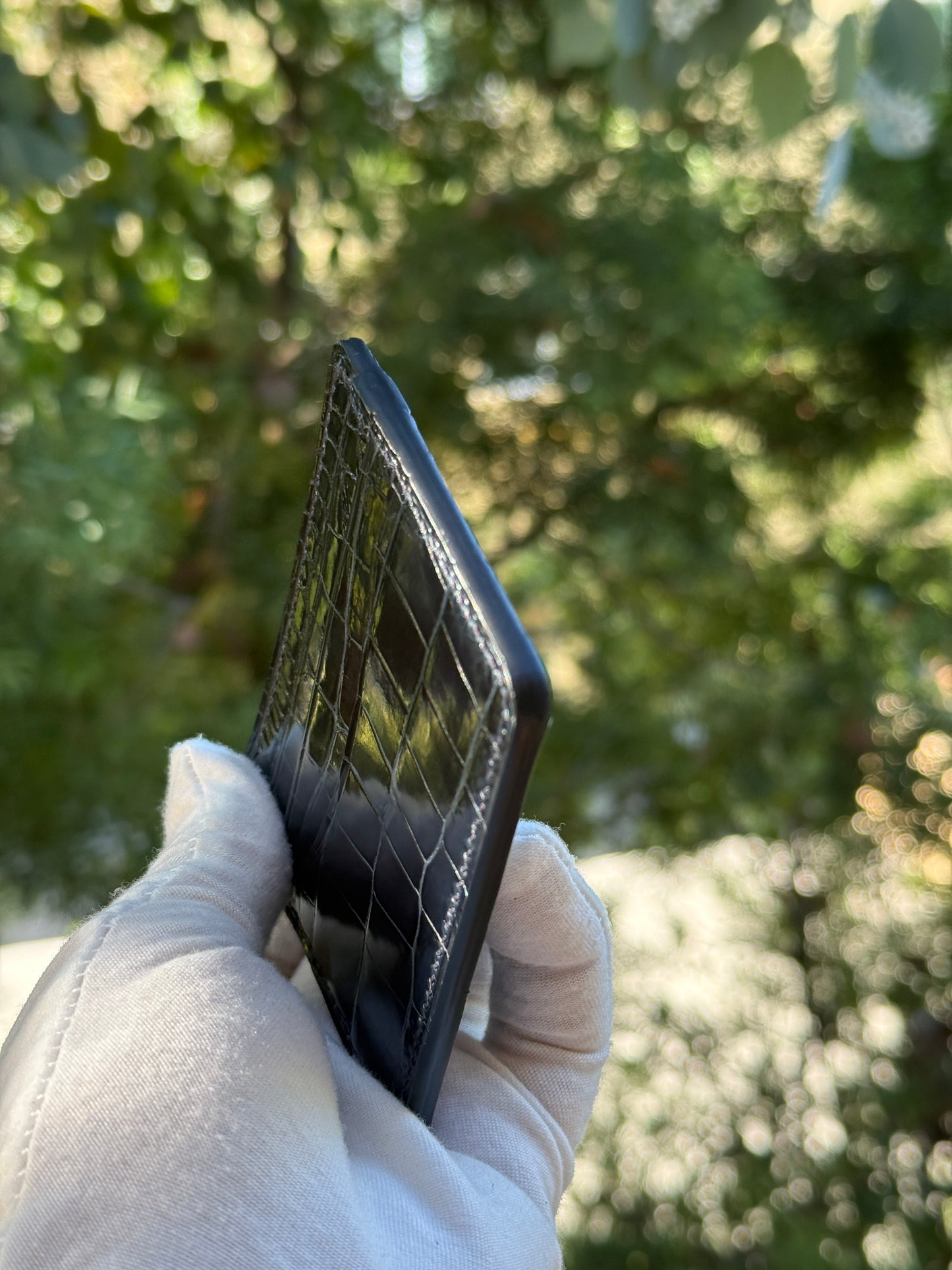 
                  
                    Edge view of the navy glazed alligator card wallet displaying symmetric high-quality hand-finished edges.
                  
                